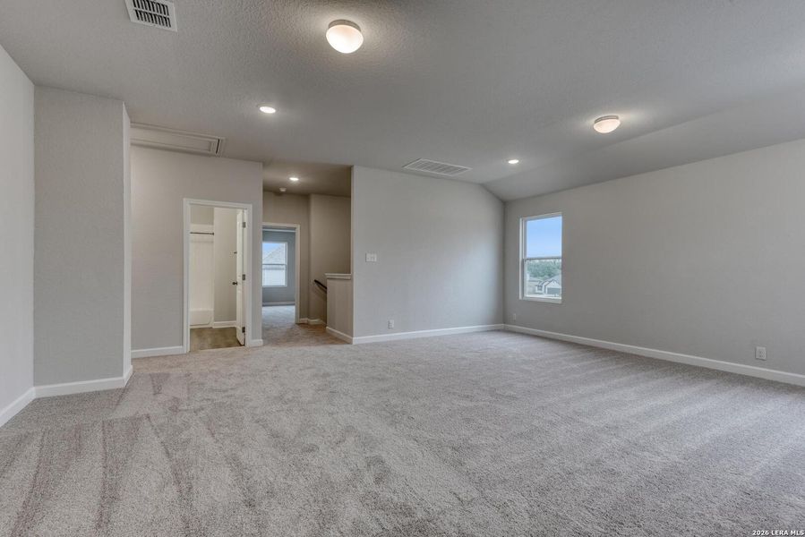Spacious, unfurnished interior of a new home in Arcadia Ridge, San Antonio (Image 11). Spacious, unfurnished interior of a new home in Arcadia Ridge, San Antonio (Image 11).