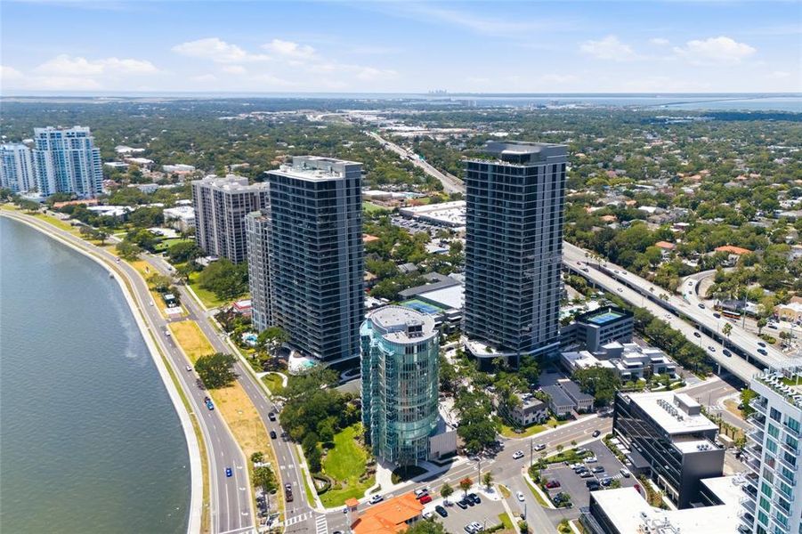 Condo located in Tampa, FL showcasing its design and architecture (Image 34).