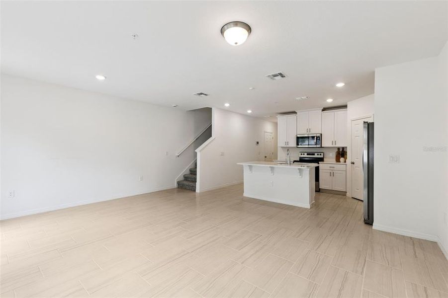 Spacious, unfurnished interior of a new home in , Orlando (Image 17).