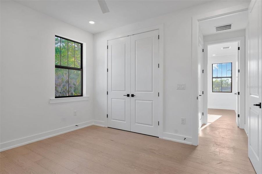 Spacious, unfurnished interior of a new home in , Tampa (Image 33).