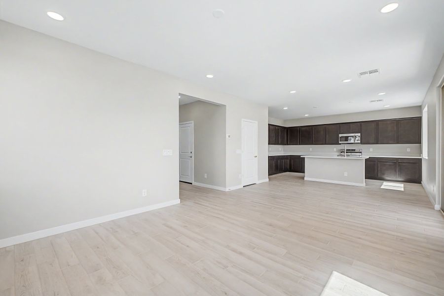 Spacious, unfurnished interior of a new home in Wildera, San Tan Valley (Image 10).