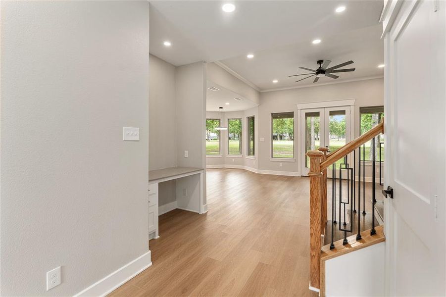 Built-in desk Built-in desk