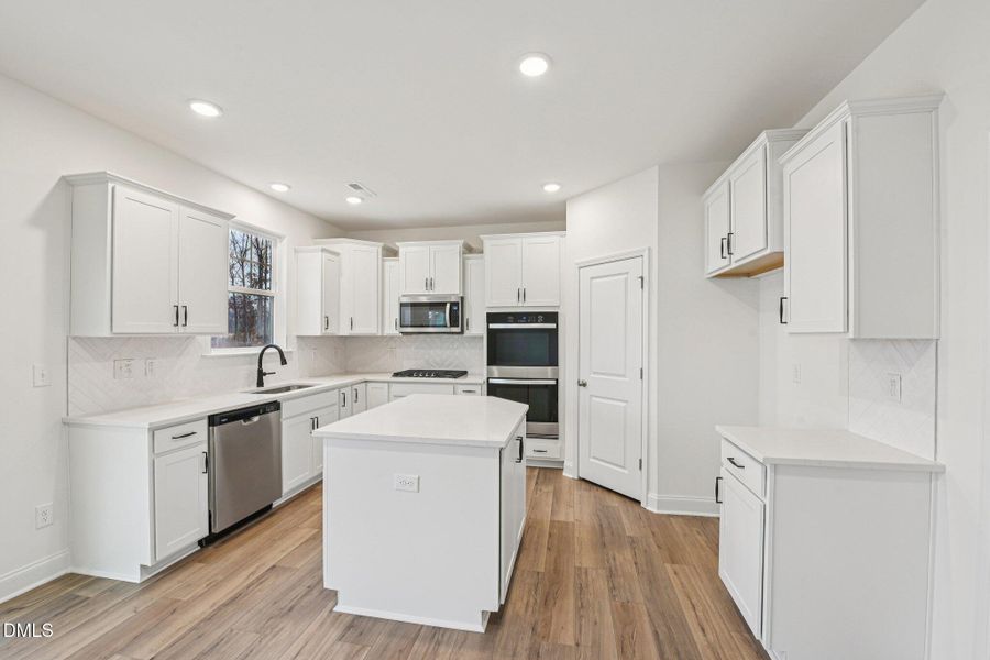 17-web-or-mls-Winding Crk Dr-S0502-017