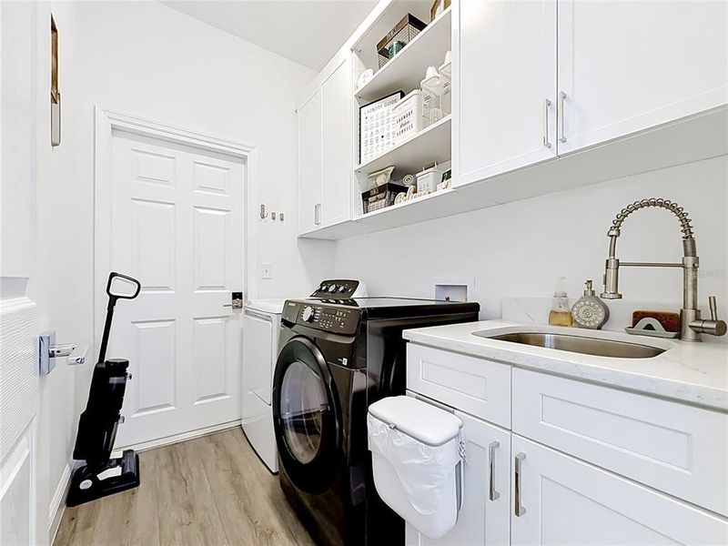 Furnished interior view inside a new home in , Dunnellon (Image 17).