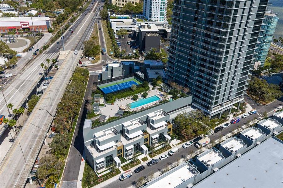 Condo located in Tampa, FL showcasing its design and architecture (Image 41).