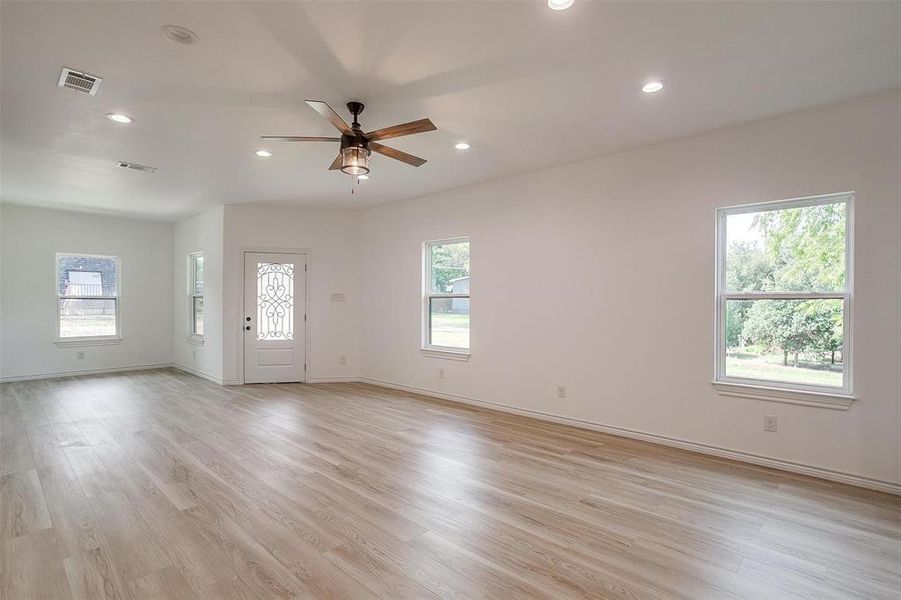 Spacious, unfurnished interior of a new home in , Granbury (Image 16).