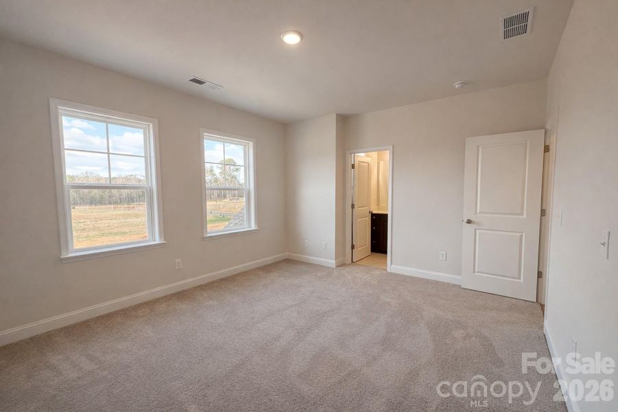 BR 2 (Upstairs) with Private en Suite Bath