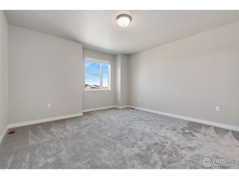 Spacious, unfurnished interior of a new home in Highlands at Fox Hill - Discovery, Longmont (Image 27).