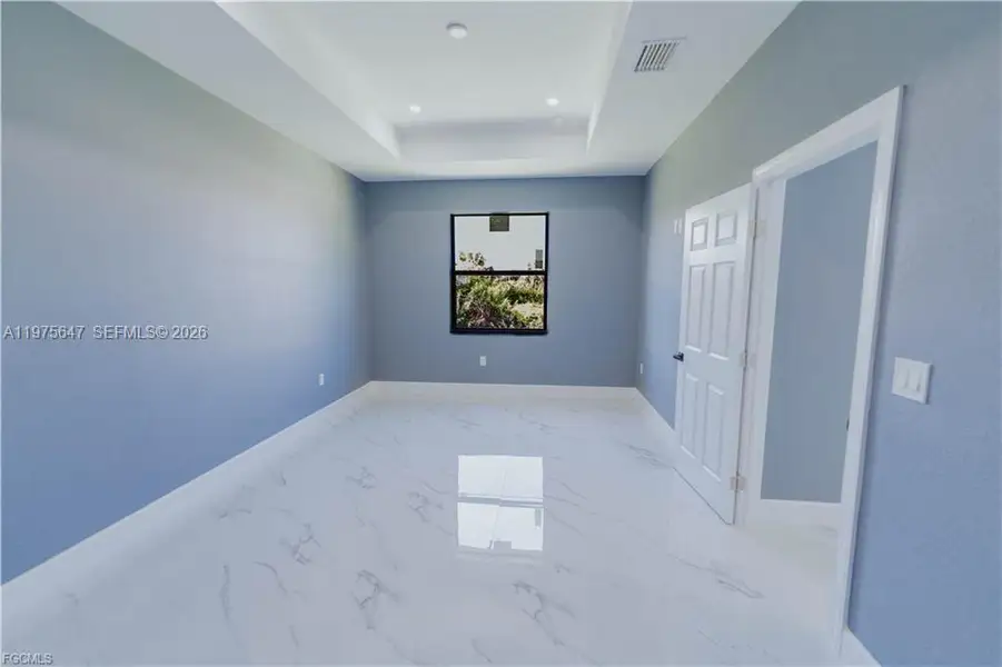Spacious, unfurnished interior of a new home in , Lehigh Acres (Image 4).