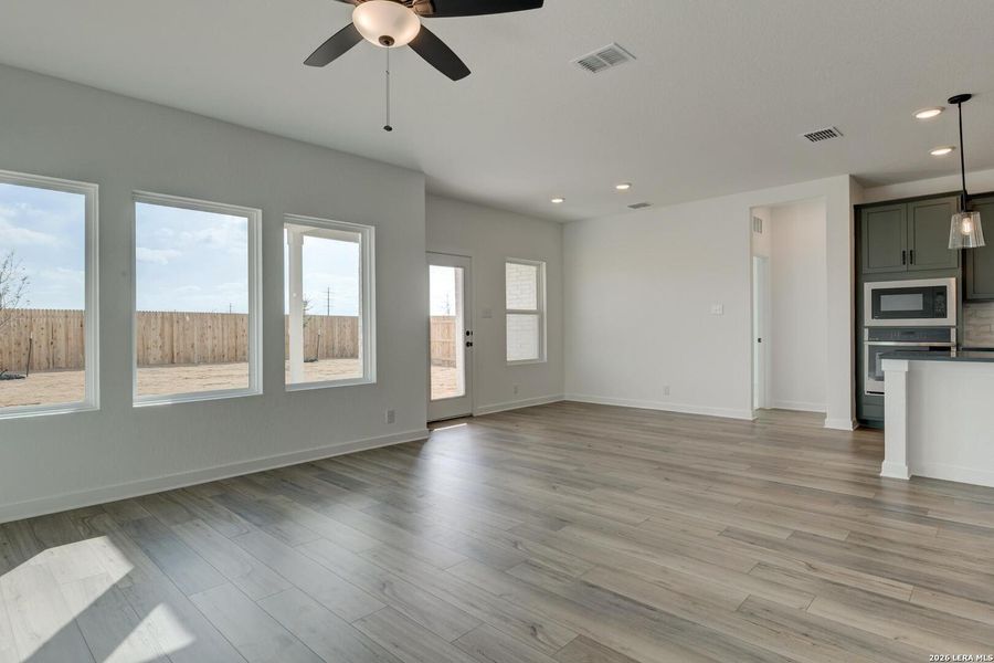 Spacious, unfurnished interior of a new home in Nopal Valley, San Antonio (Image 20).