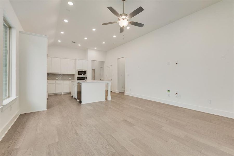 Spacious, unfurnished interior of a new home in Edgewater, Fate (Image 26).