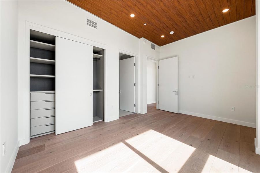 Spacious, unfurnished interior of a new home in , Sarasota (Image 20).