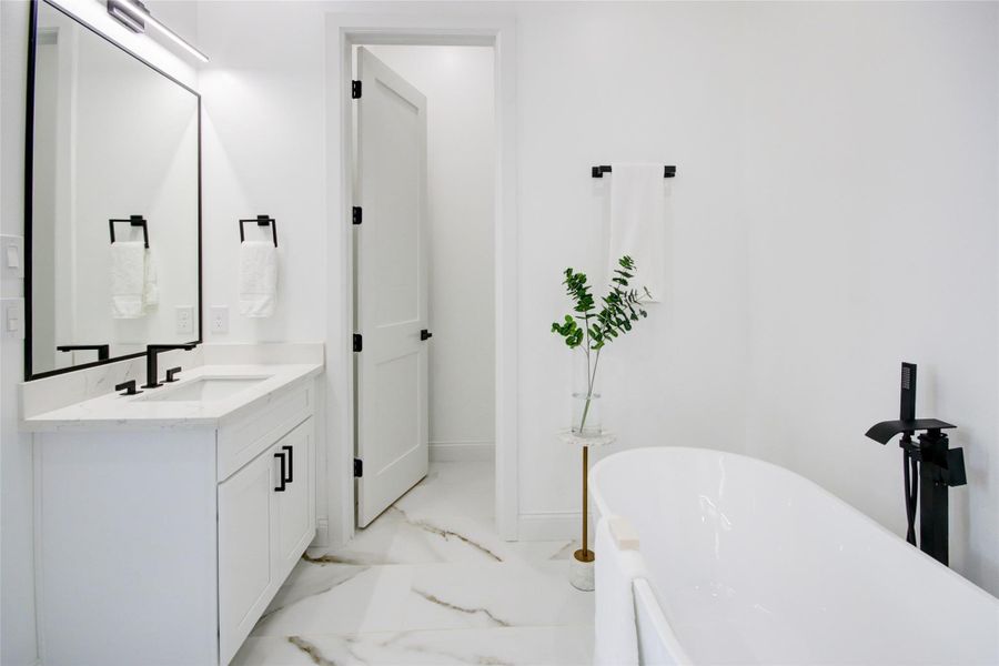 Primary en suite offers a lovely dual vanity as well las a soaking tub and stunning stand up shower with bench. Primary en suite offers a lovely dual vanity as well las a soaking tub and stunning stand up shower with bench.