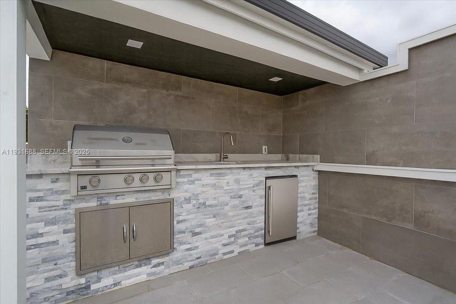 Exterior details and patio area of a home in , Naples (Image 4).