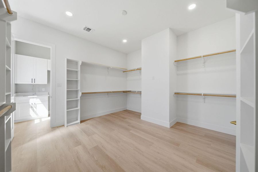 Spacious, unfurnished interior of a new home in , Tomball (Image 38).