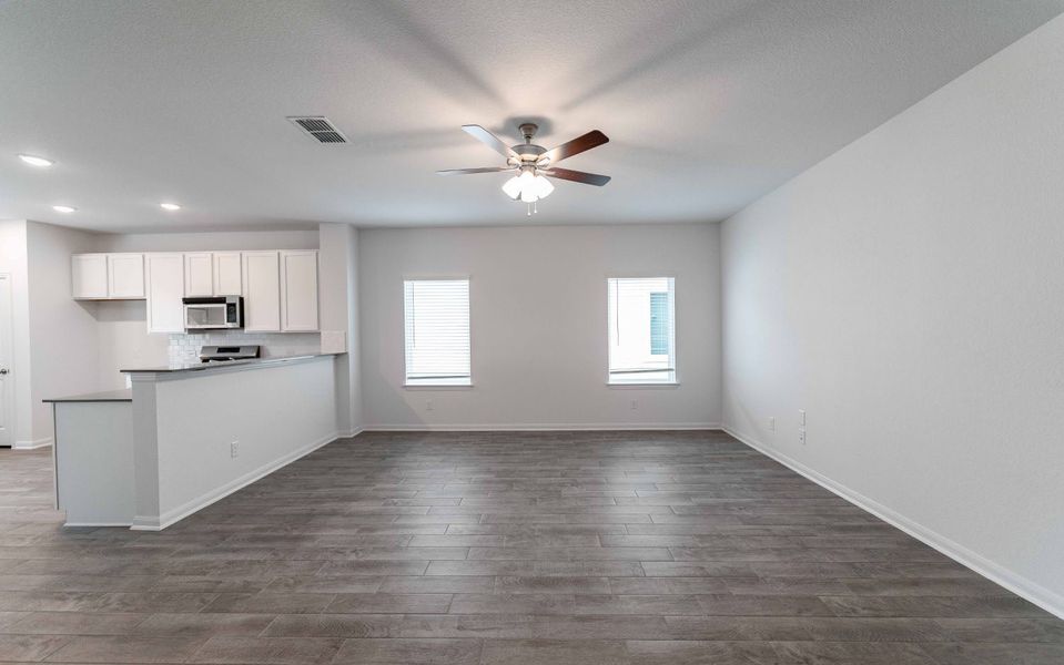 Spacious, unfurnished interior of a new home in Hickory Ridge, Elmendorf (Image 9).