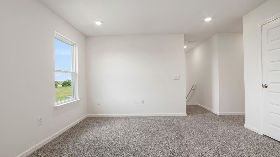 Spacious, unfurnished interior of a new home in Owl's Head East, Freeport (Image 19).