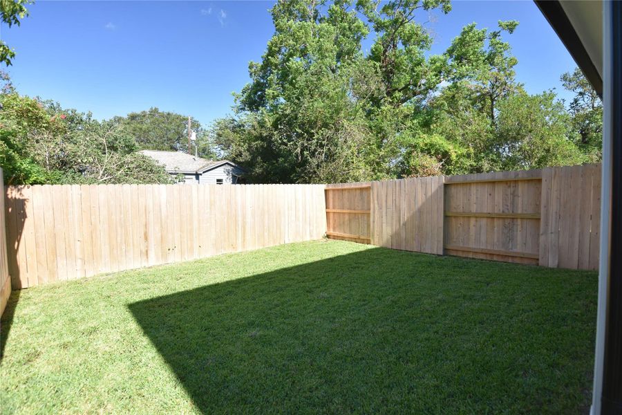 Spacious back yard! Spacious back yard!