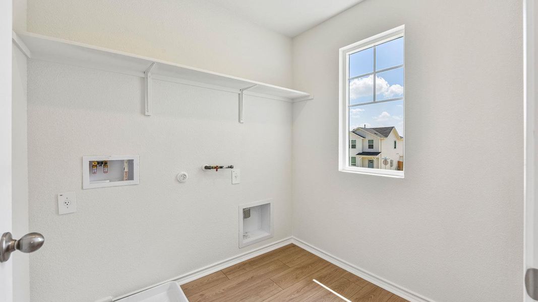 Spacious, unfurnished interior of a new home in Valverde, Bastrop (Image 15).