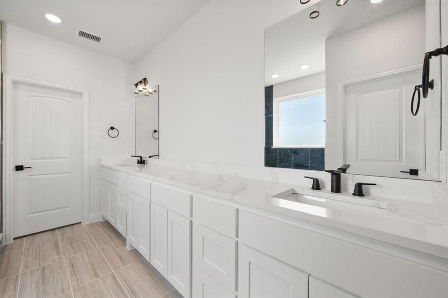 Furnished interior view inside a new home in , Corsicana (Image 14).