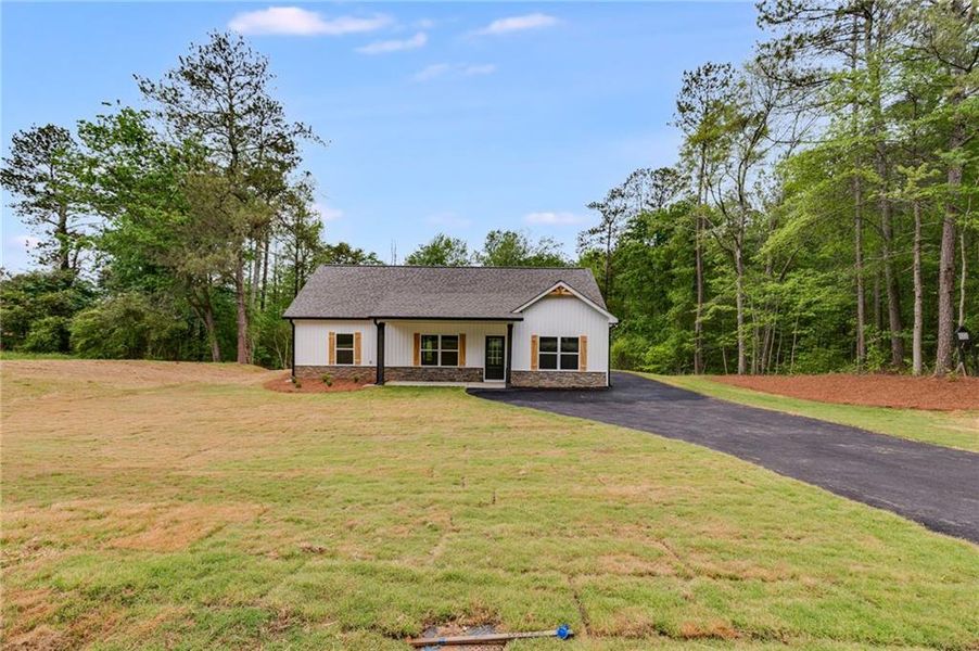 Exterior details and patio area of a home in , Cedartown (Image 4).