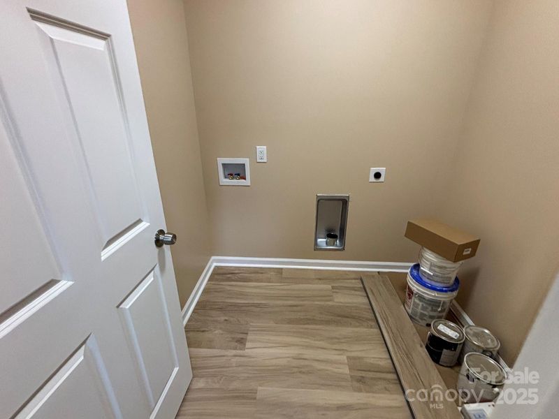 Mud room leads to the laundry room. Mud room leads to the laundry room.