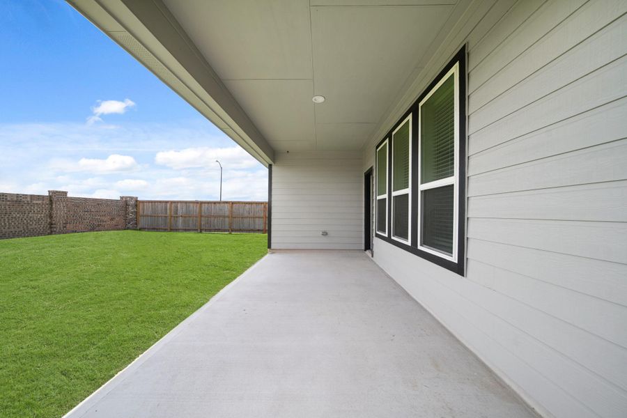 Exterior details and patio area of a home in Beacon Hill, Waller (Image 4).