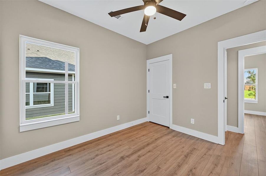 Spacious, unfurnished interior of a new home in , Sherman (Image 21).
