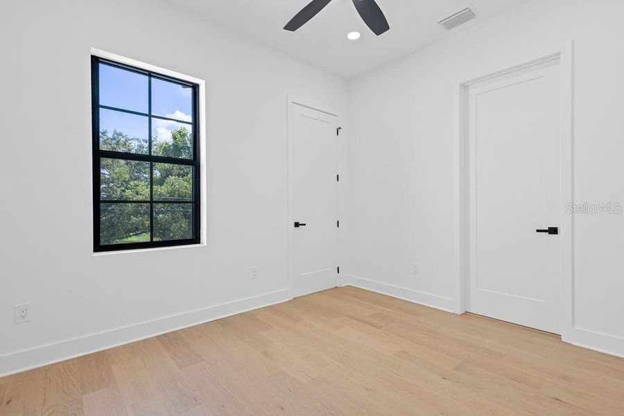 Spacious, unfurnished interior of a new home in , Tampa (Image 11).