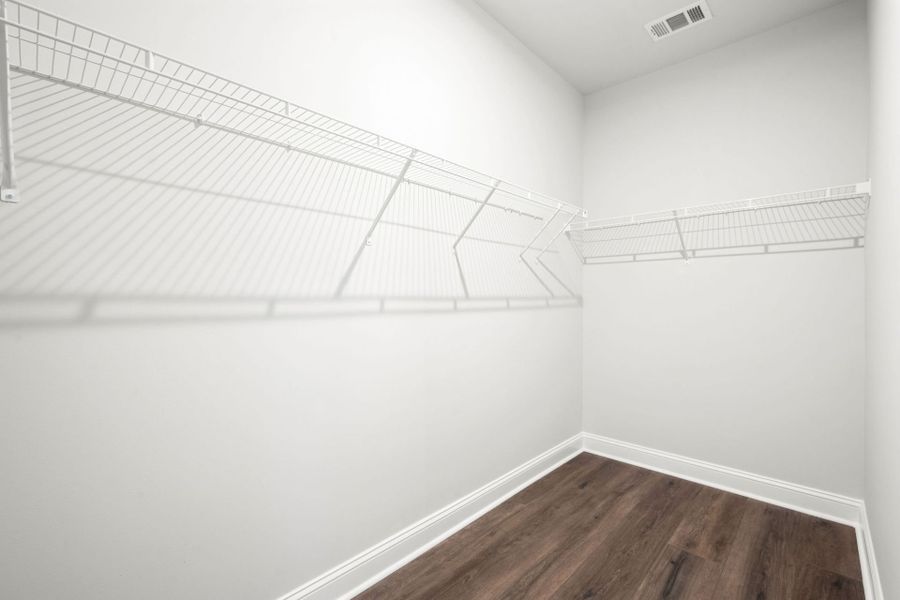 Spacious, unfurnished interior of a new home in Waterways, Richmond Hill (Image 12).