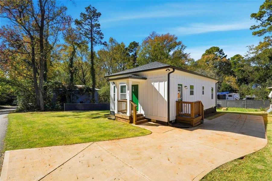 Exterior details and patio area of a home in , Athens (Image 18).