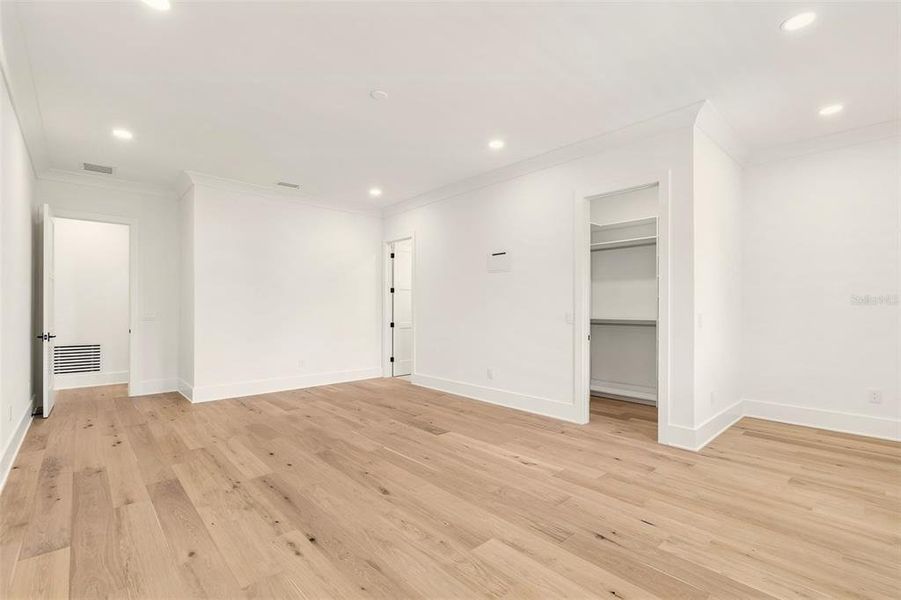 Spacious, unfurnished interior of a new home in , Tampa (Image 74).