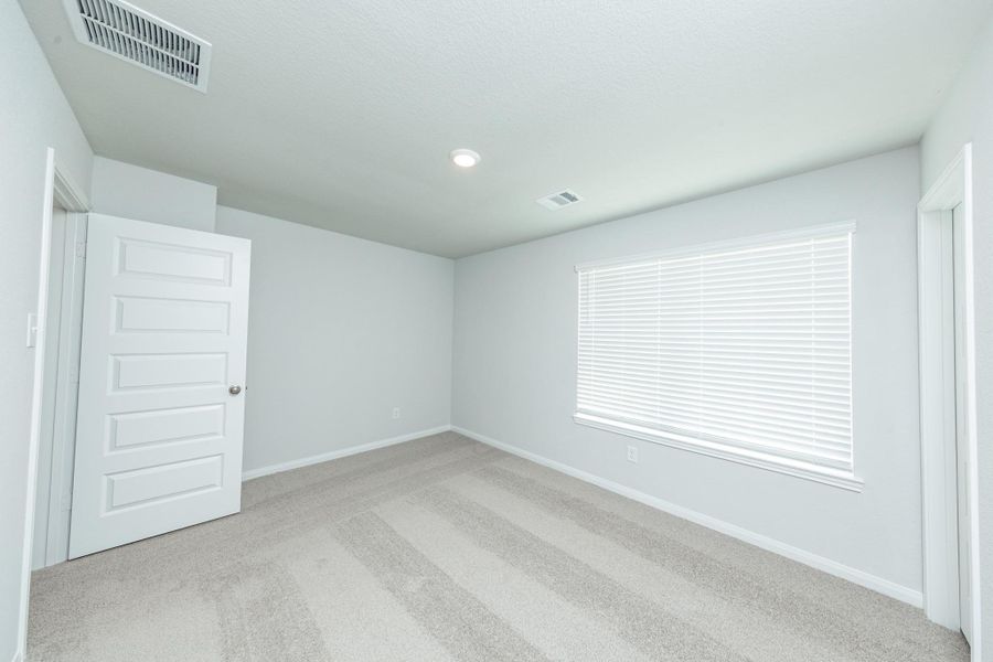 Spacious, unfurnished interior of a new home in River's Edge, Conroe (Image 8).