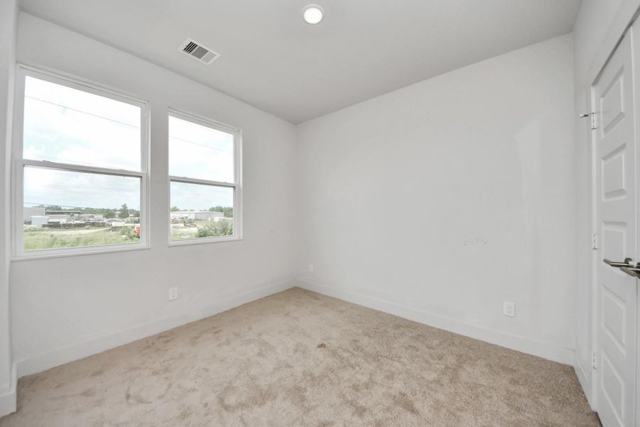 Spacious, unfurnished interior of a new home in Alicante, Houston (Image 22).