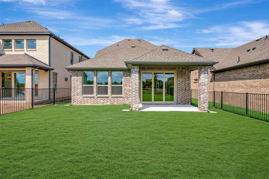 Exterior details and patio area of a home in Heath Golf & Yacht Villas, Heath (Image 16).