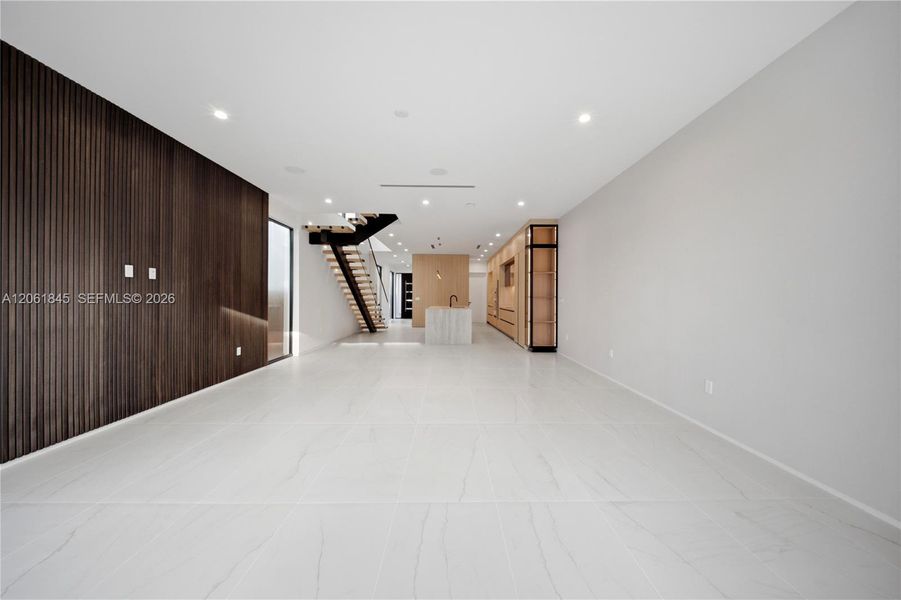Spacious, unfurnished interior of a new home in , Fort Lauderdale (Image 25).