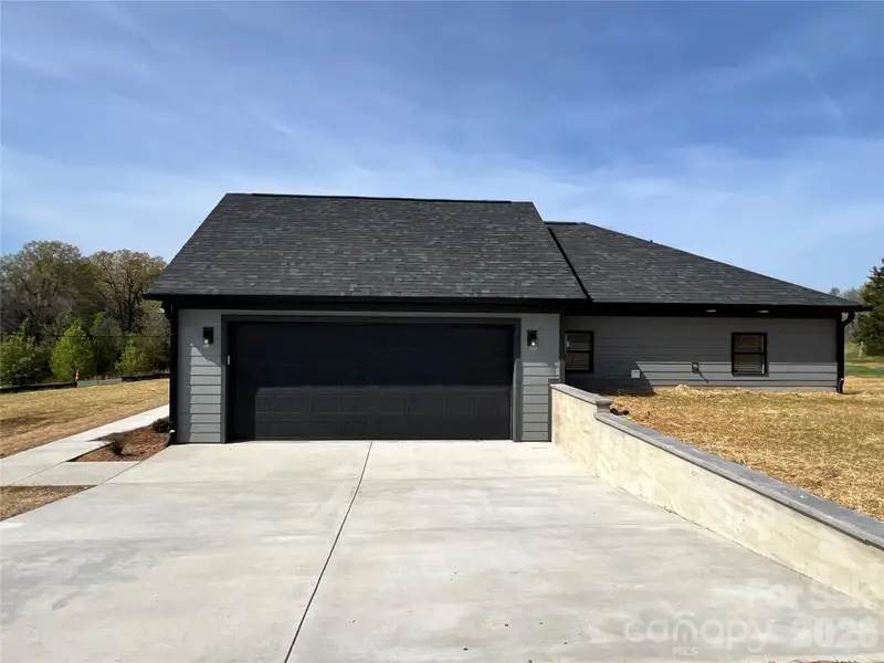 Garage/Driveway Garage/Driveway