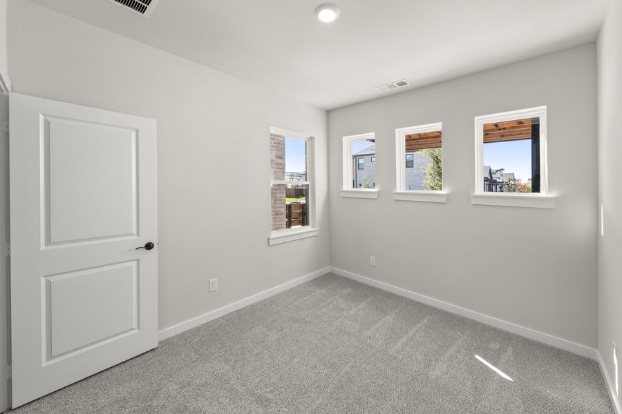 Spacious, unfurnished interior of a new home in Willow Grove, Melissa (Image 15).