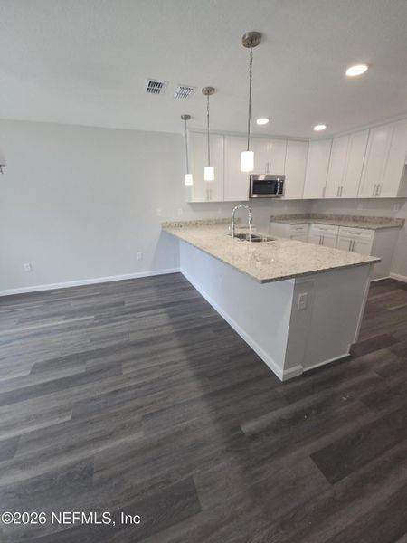 Spacious, unfurnished interior of a new home in , Jacksonville (Image 7).