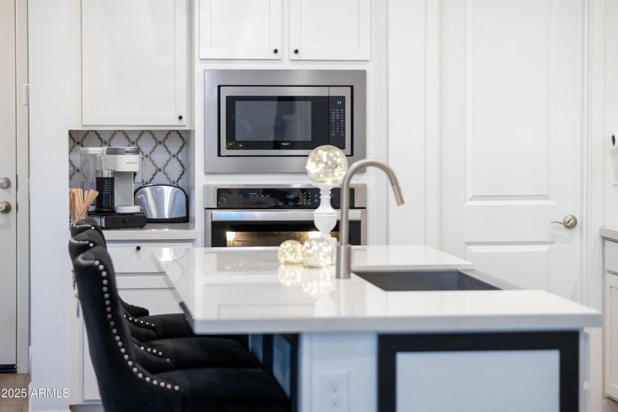 Eat in Bar with granit counters Eat in Bar with granit counters