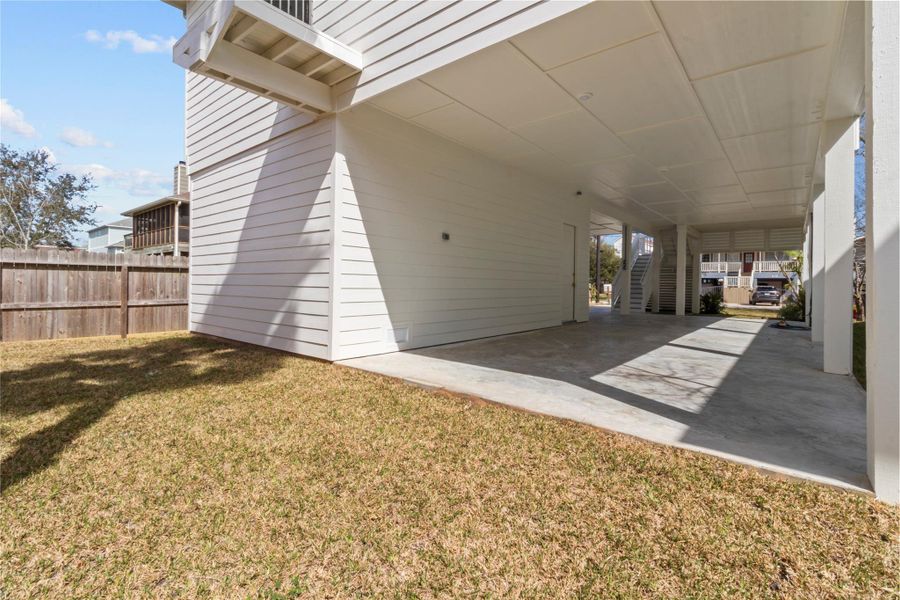Exterior details and patio area of a home in , Kemah (Image 4).