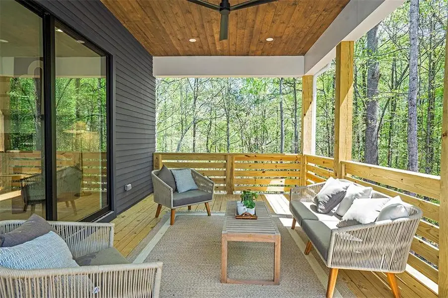 Exterior details of a home in Aster, Roswell (Image 25).