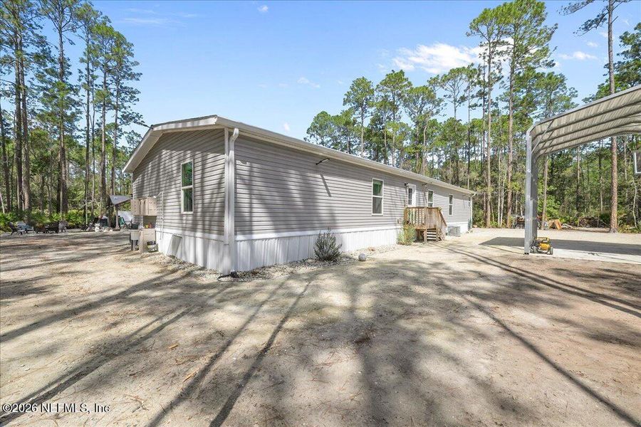 Exterior details and patio area of a home in , Palatka (Image 21).