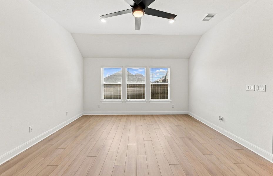 Spacious, unfurnished interior of a new home in Crescent Bluff, Georgetown (Image 19).