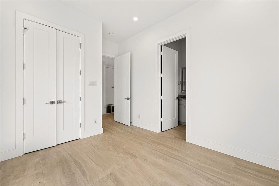 Spacious, unfurnished interior of a new home in , Richardson (Image 17).