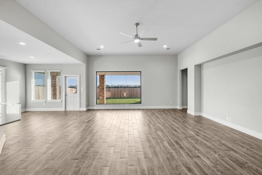 Spacious, unfurnished interior of a new home in Briarwood Crossing, Rosenberg (Image 30).