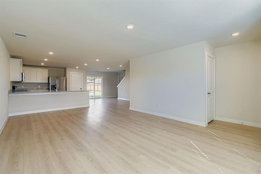 Spacious, unfurnished interior of a new home in Middlefield Village, Dallas (Image 13).