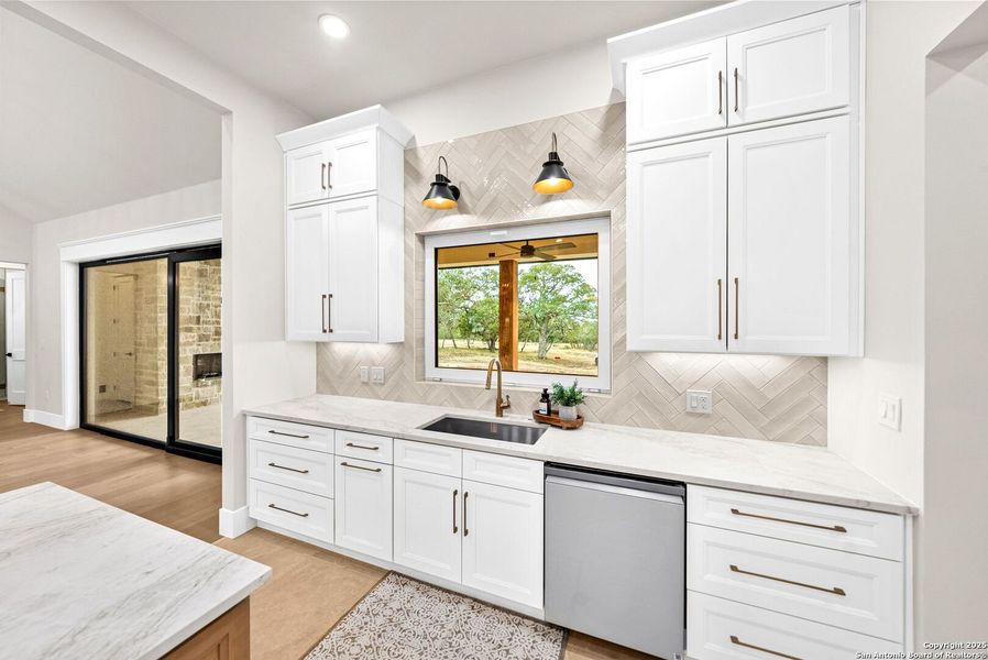 Furnished interior view inside a new home in , Bandera (Image 11).