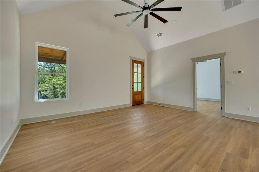 Spacious, unfurnished interior of a new home in , Silver Creek (Image 24).