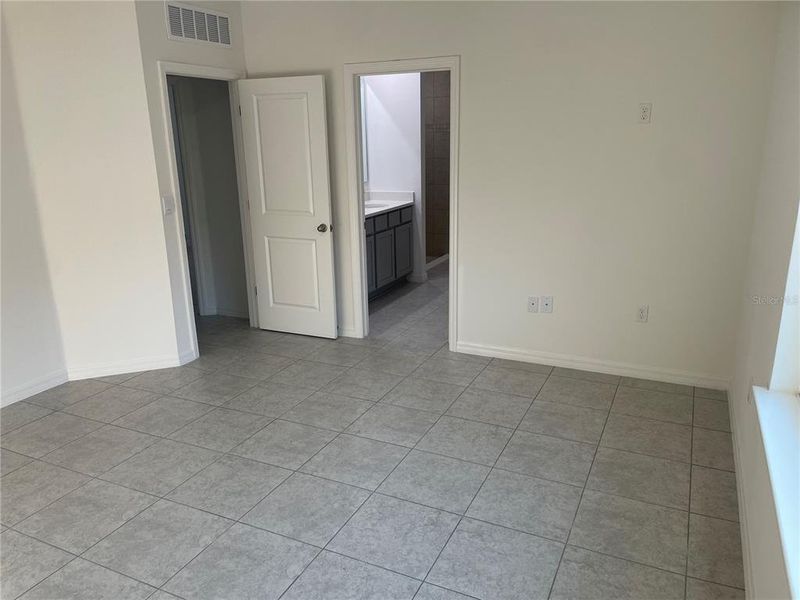 Spacious, unfurnished interior of a new home in Royal Highlands, Weeki Wachee (Image 21).